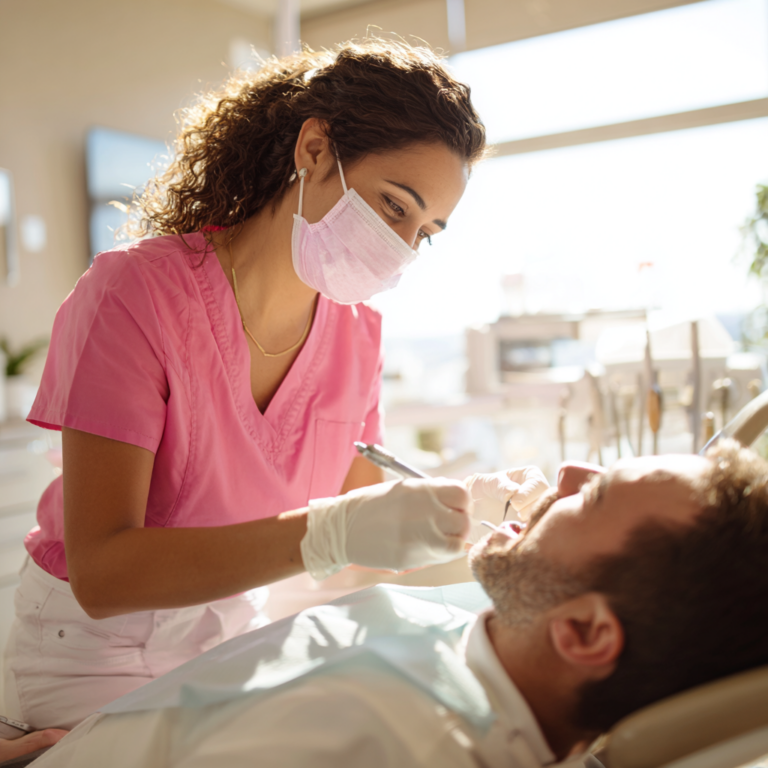 Eine Zahnarztassistentin bei der Arbeit