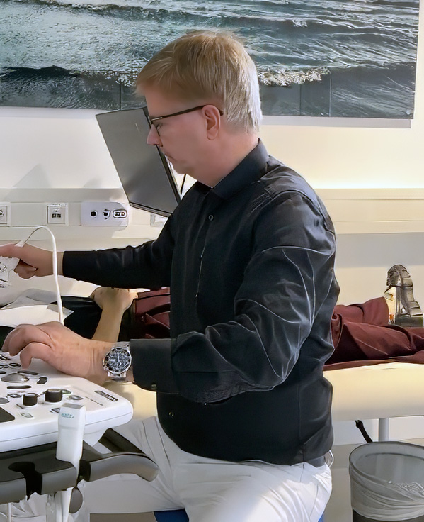 Schilddrüsenuntersuchung, Ultraschall, Salzburg Dr. Thomas Krössin bei einer Patientin, die sich ständig müde fühlt.