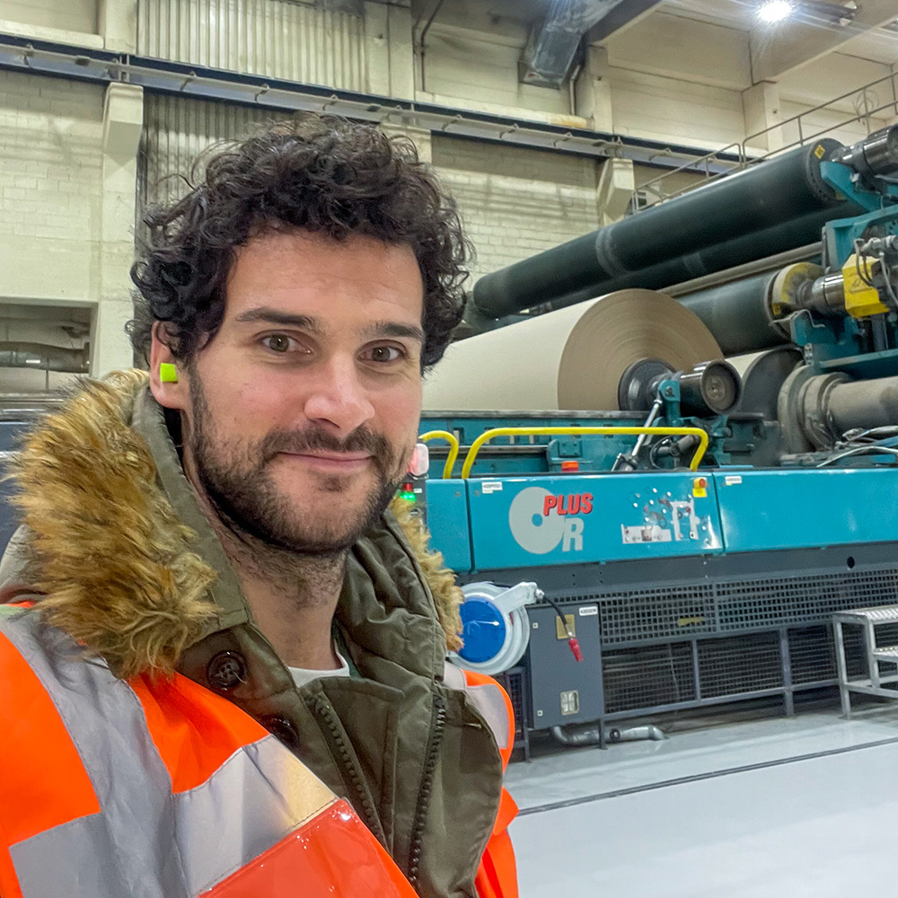 Dr. Dominik Bammer als Arbeitsmediziner in einer Fabrik